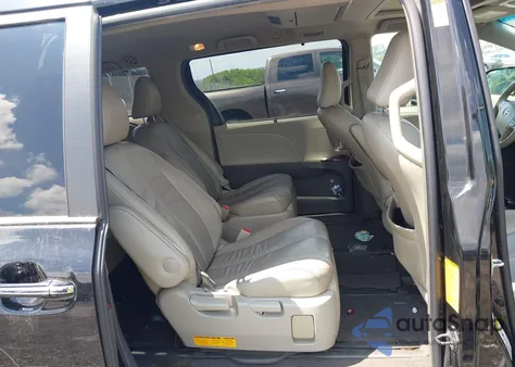 2013 Toyota Sienna Xle 7 Passenger z USA, uszkodzony, nr VIN 5TDDK3DC8DS064047